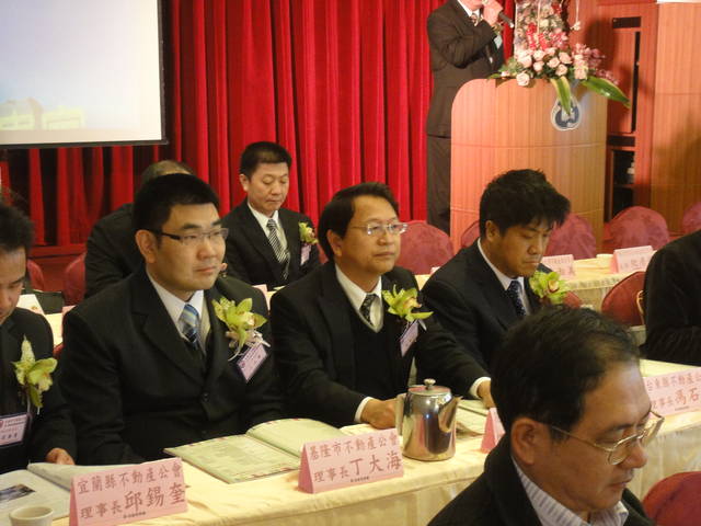 101/02/09參加台南市不動產仲介商業同業公會第八屆理監事授證典禮暨春節聯誼餐會